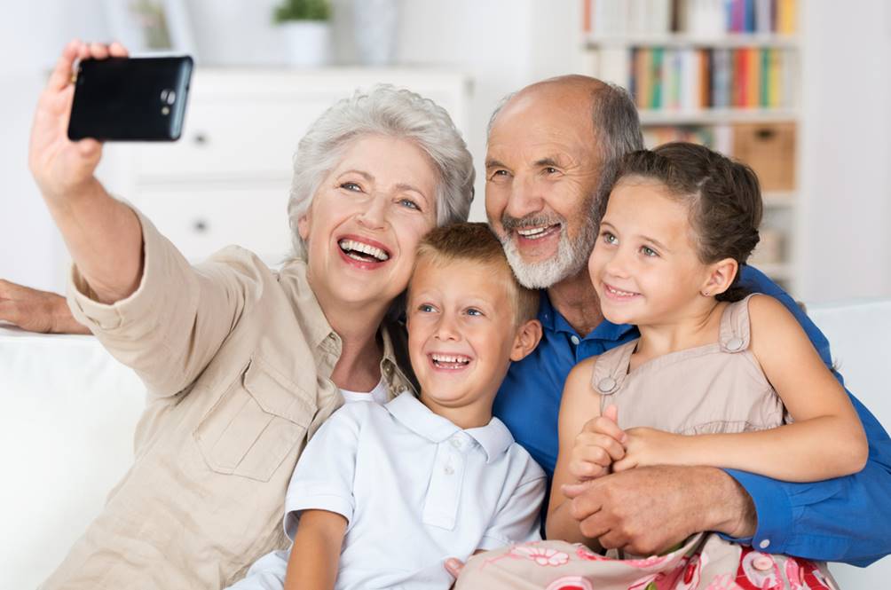 boldog nyudíjas nagyszülők unokákkal
